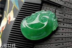 翡翠起膠是什么意思？起膠現(xiàn)象屬于高檔翡翠