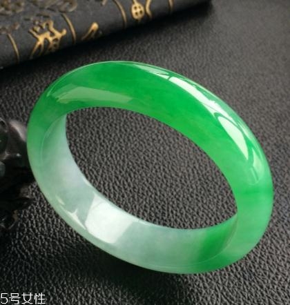 翡翠手鐲怎么看水頭？行家教你這樣挑