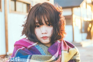 矮個子女生適合什么短發(fā)？氣質齊肩卷發(fā)
