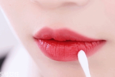 透明唇蜜哪個(gè)牌子好？打造玻璃唇效果