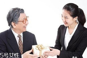 給領(lǐng)導送禮怎么說合適？真誠并且要注意分寸