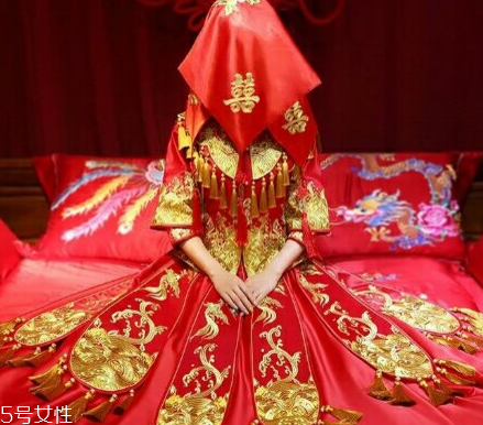 中式秀禾服和西式婚紗哪個(gè)好看？打造完美新娘