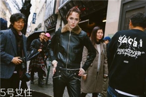皮衣下面搭配什么好看？玩出個性混搭風(fēng)
