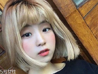 短頭發(fā)染什么顏色好看洋氣顯白？短發(fā)這樣弄好看又大方