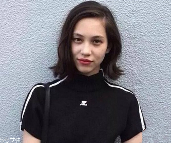 齊肩發(fā)怎么燙好看？女生發(fā)型設(shè)計與臉形搭配
