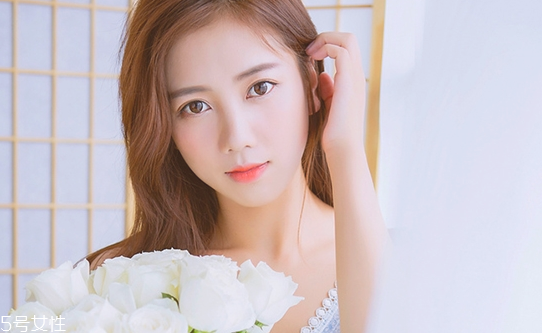 2018秋冬女生長發(fā)發(fā)型推薦 試試換一個(gè)發(fā)型