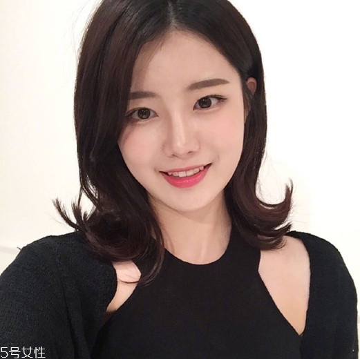 矮個子女生適合什么短發(fā)？氣質齊肩卷發(fā)