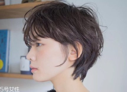 短頭發(fā)染什么顏色好看洋氣顯白？短發(fā)這樣弄好看又大方