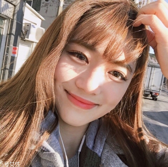 2018秋冬女生長發(fā)發(fā)型推薦 試試換一個(gè)發(fā)型