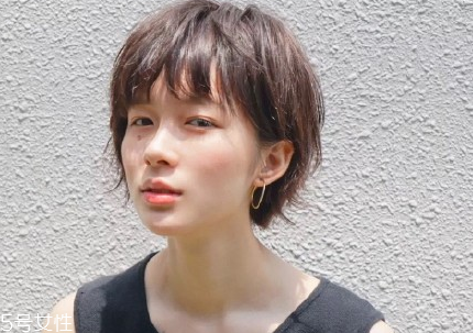 短頭發(fā)染什么顏色好看洋氣顯白？短發(fā)這樣弄好看又大方