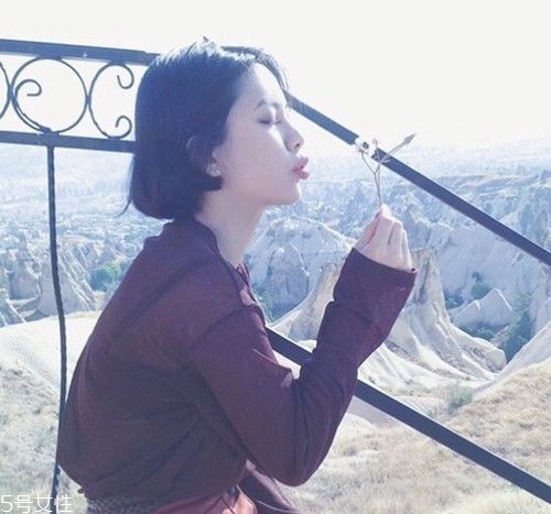 2018秋冬女生長發(fā)發(fā)型推薦 試試換一個(gè)發(fā)型