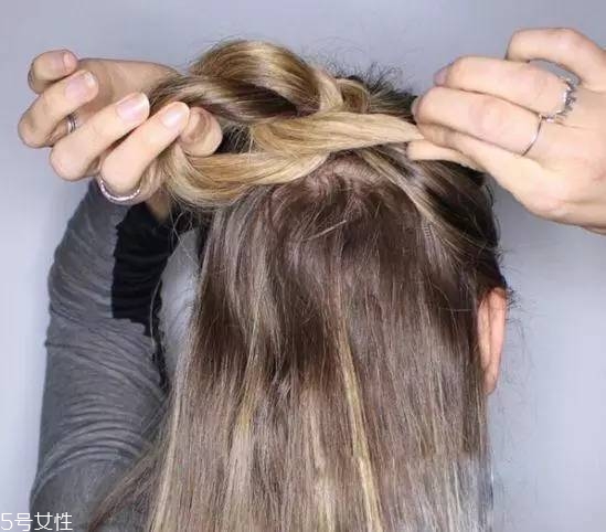 女生冬天長發(fā)怎么編好看？長發(fā)妹紙才懂得的痛