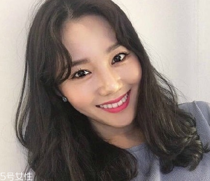 凌亂小卷中長發(fā)怎么弄好看？超美的凌亂小卷中長發(fā)