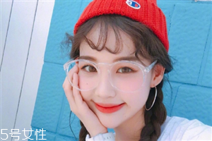 冬天戴帽子怎么扎頭發(fā)好？法式魚骨辮編發(fā)很特別