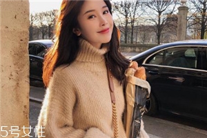 毛衣粘了碎頭發(fā)怎么辦？巧妙利用透明膠帶