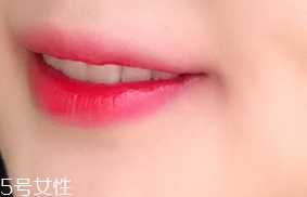 唇彩怎么涂？按照步驟涂抹
