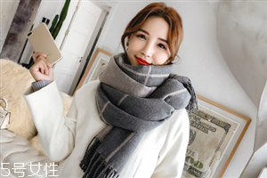 冬天系圍巾怎么扎頭發(fā)？適合搭配羽絨服的發(fā)型
