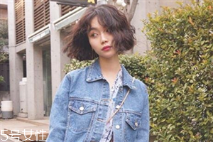 小波浪卷發(fā)怎么打理？焦糖色頭發(fā)超百搭