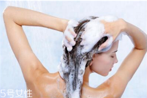 怎么用洗發(fā)水不會(huì)脫發(fā)？拯救掉發(fā)星人