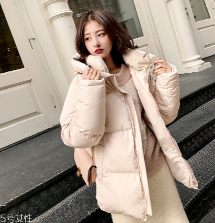 短款羽絨服怎么搭配？小個子女生的顯高利器