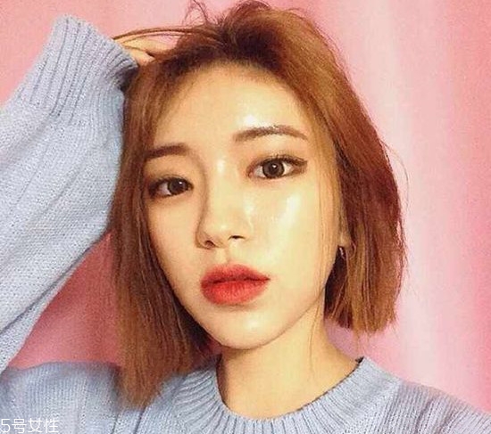 小波浪卷發(fā)怎么打理？焦糖色頭發(fā)超百搭