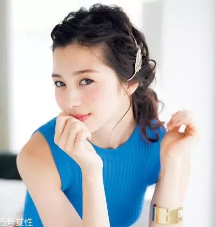 女生冬天長發(fā)怎么編好看？長發(fā)妹紙才懂得的痛