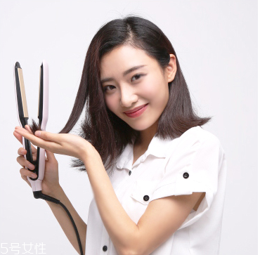 直發(fā)怎么弄卷發(fā)？直發(fā)夾板可以弄內(nèi)扣