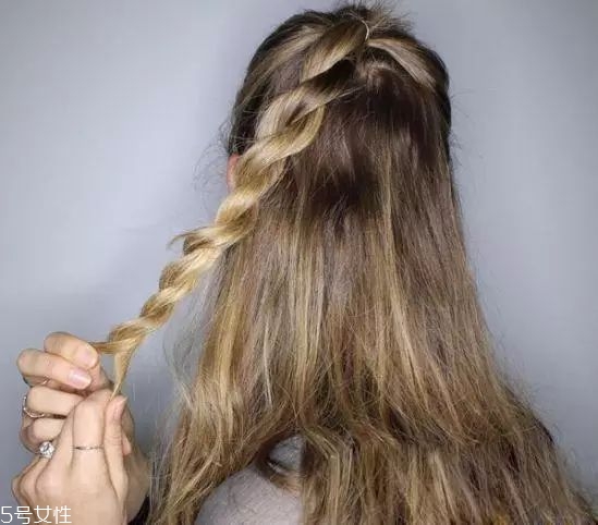 女生冬天長發(fā)怎么編好看？長發(fā)妹紙才懂得的痛