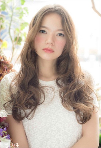 小個(gè)子女生適合什么發(fā)型？蓬松隨意效果