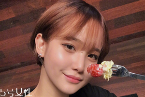 2018冬天流行什么發(fā)色？簡單漂亮的披肩發(fā)