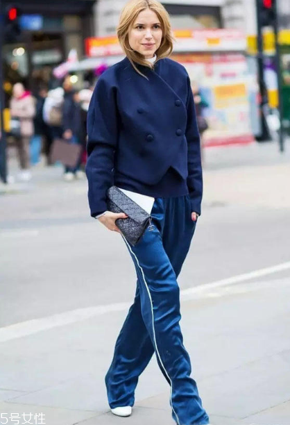 校服褲配什么上衣？舒適時尚兩不誤