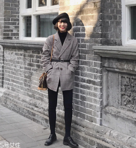 格紋西裝怎么搭配？初春必備的?？釂纹?></p><p>2、接著是一款雙排扣的格紋西裝，這件西裝會顯得比較正式，很適合上班族，黑色的雙排扣和格紋在一起有一種很復(fù)古的感覺，穿上顯得很有氣場，特別干練。</p><p style=