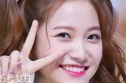臥蠶和眼袋的區(qū)別是什么？臥蠶是肌肉眼袋是肥肉