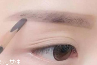 眉筆顏色怎么選擇？與發(fā)色一致不出錯
