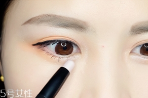 眼睛小怎么變大？畫一個臥蠶立即變大