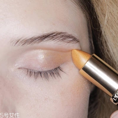 金色口紅怎么搭配好看？這樣輕松駕馭