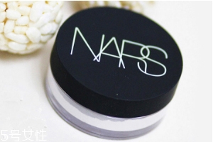 NARS蜜粉餅好用嗎？上班族控油神器