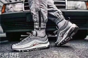 運(yùn)動鞋可以干洗嗎？盡量自己擦洗