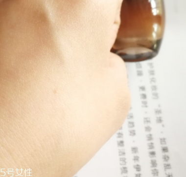 雅詩(shī)蘭黛精華液多少錢？年輕肌膚的秘密