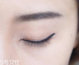 內(nèi)雙怎么畫眼影？使用啞光OR微珠光眼影