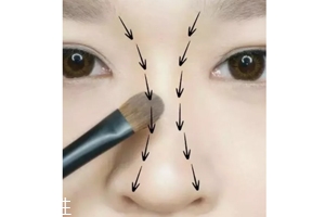 怎么把鼻梁畫高？小白都能駕馭的四步鼻梁修容法