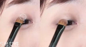 眼皮腫適合什么眼影？選用啞光色避開珠光色