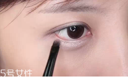 眼皮腫適合什么眼影？選用啞光色避開珠光色