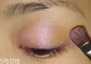 紫色眼影怎么畫好看？淡紫色超有女人味