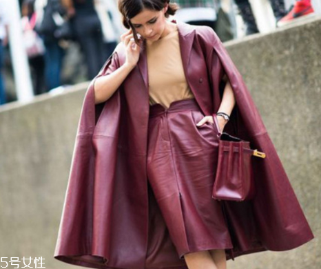酒紅色衣服怎么搭配？女人味十足的冬日穿搭