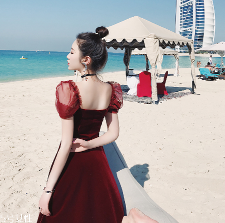 酒紅色衣服怎么搭配？女人味十足的冬日穿搭