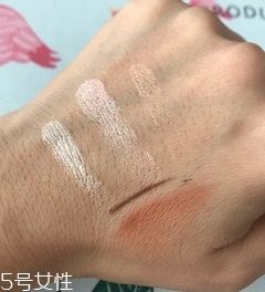 makeup revolution心形腮紅好用嗎？微閃蜜桃色彩
