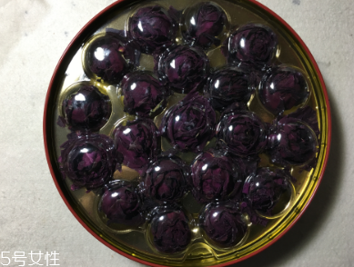 墨紅玫瑰和金邊玫瑰哪個(gè)好？墨紅玫瑰更勝一籌