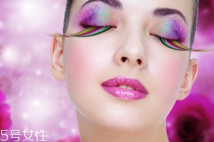 腮紅和口紅如何搭配？色彩不要太多