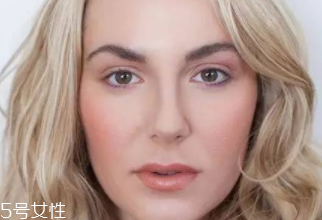 腮紅和口紅如何搭配？色彩不要太多